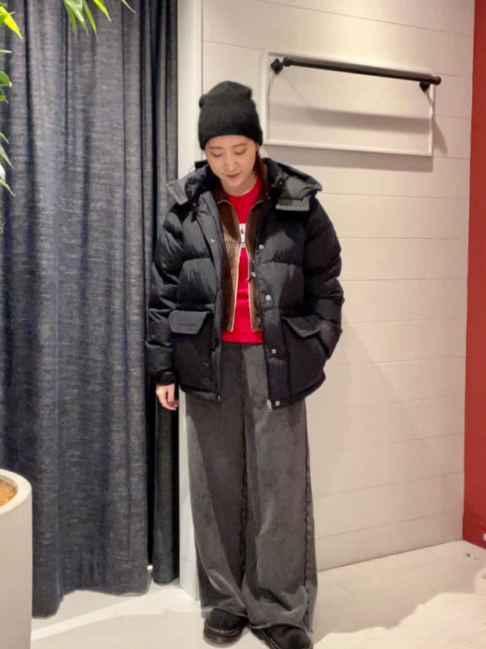 ブラウン系のカーディガン/ボレロ、レッド系のTシャツ/カットソー、ブラック系のスウェットパンツを着用したレディースの秋コーディネートの1枚目の写真