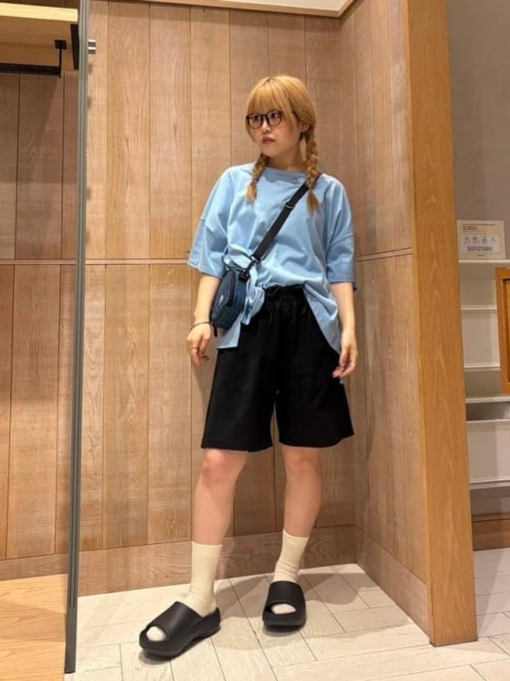 ブルー系のTシャツ/カットソー、ブラック系のショルダーバッグ、ブラック系のサンダルを着用したレディースの夏コーディネートの1枚目の写真