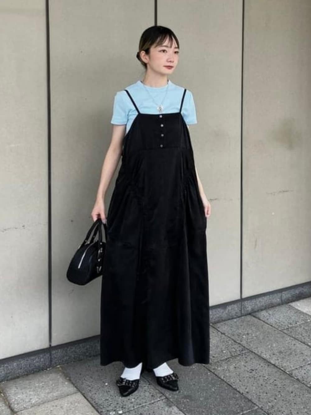 ブルー系のTシャツ/カットソー、ブラック系のワンピース、シルバー系のネックレスを着用したレディースの夏コーディネートの1枚目の写真