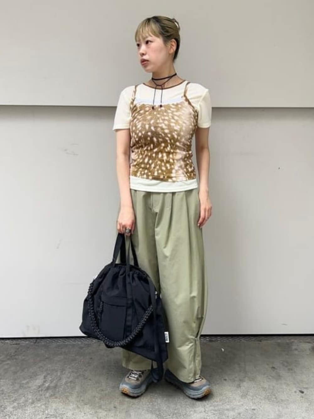 ブラック系のトートバッグ、ベージュ系のその他パンツ、ホワイト系のTシャツ/カットソーを着用したレディースの夏コーディネートの1枚目の写真