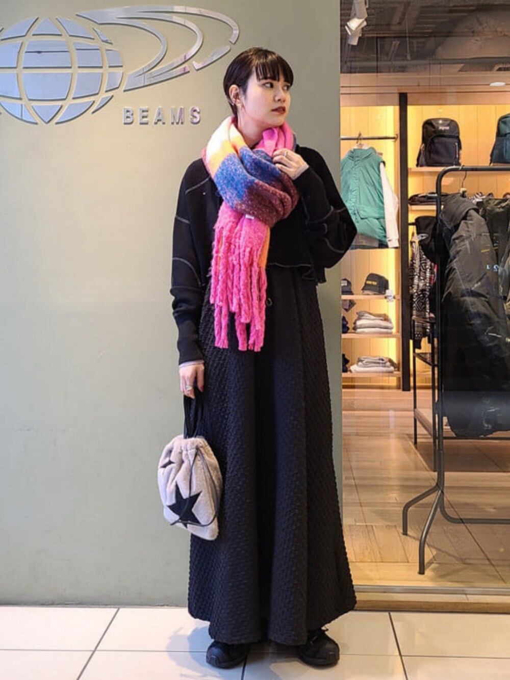 グレー系のトートバッグ、ブラック系のワンピース、ブラック系のニット/セーターを着用したレディースの冬コーディネートの1枚目の写真