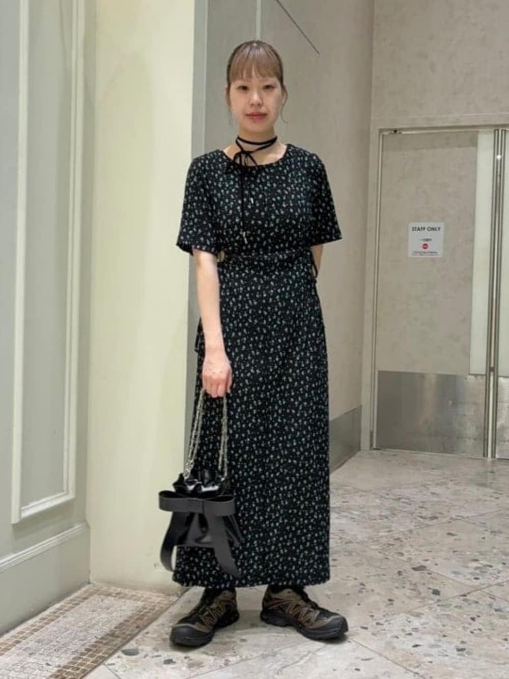 ブラック系のショルダーバッグ、ブラック系のワンピースを着用したレディースの春コーディネートの1枚目の写真