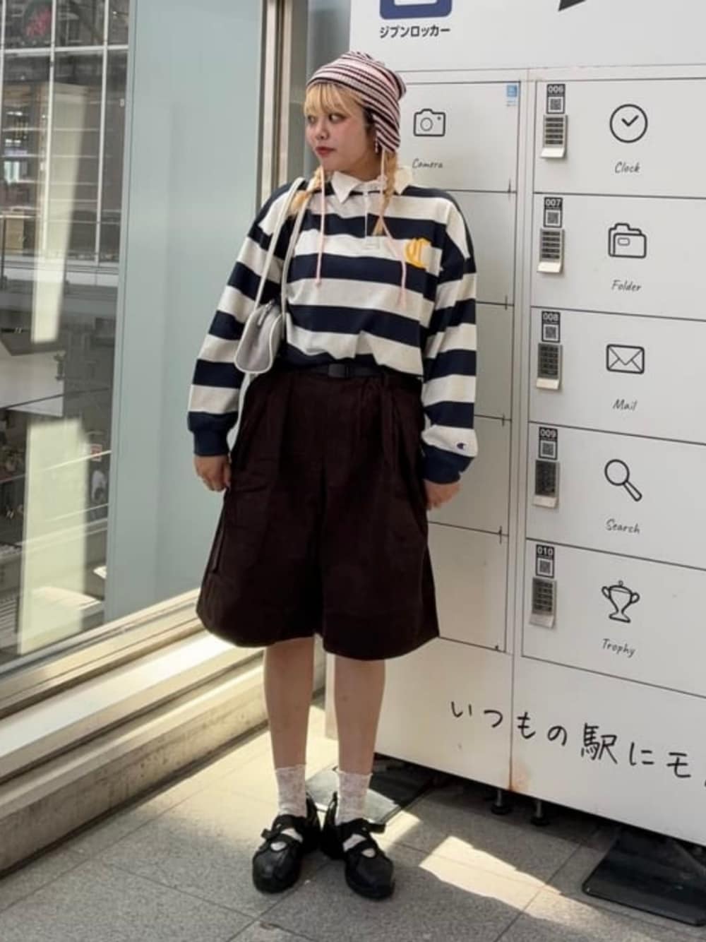 ブルー系のポロシャツ、ブラウン系のその他パンツ、グレー系のトートバッグを着用したレディースの秋コーディネートの1枚目の写真