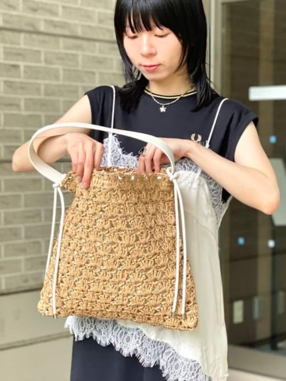 ブラック系のワンピース、ホワイト系のシャツ/ブラウス、ホワイト系のトートバッグを着用したレディースの夏コーディネートの1枚目の写真
