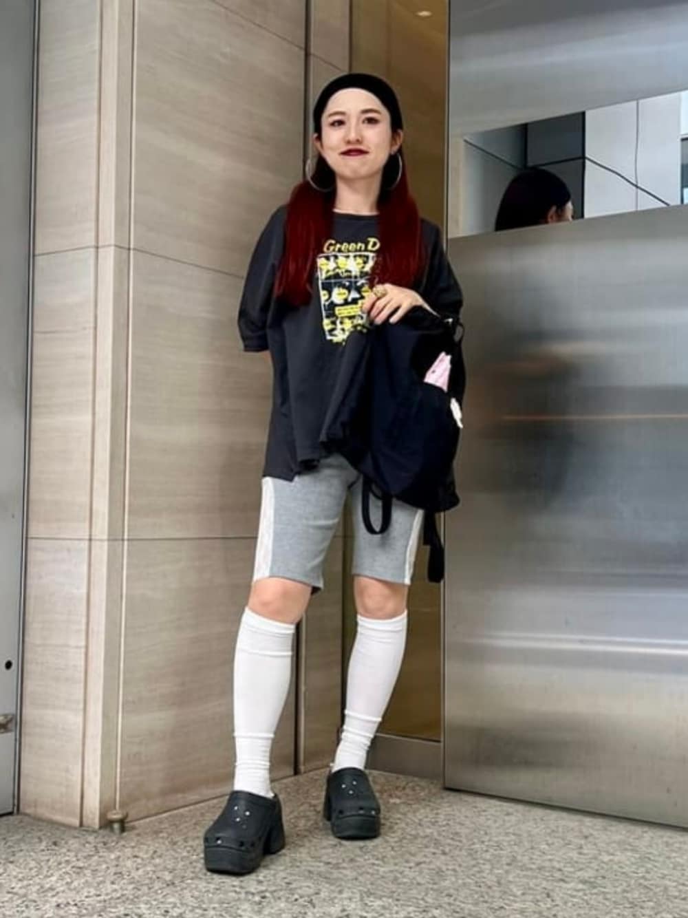 ブラック系のTシャツ/カットソー、ブラック系のトートバッグ、グレー系のその他パンツを着用したレディースの春コーディネートの1枚目の写真