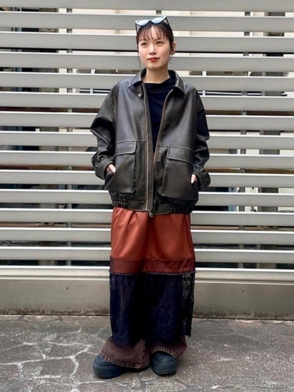 ブラウン系のデニムパンツ、ブラウン系のブルゾン、ブラック系のTシャツ/カットソーを着用したレディースの冬コーディネートの1枚目の写真