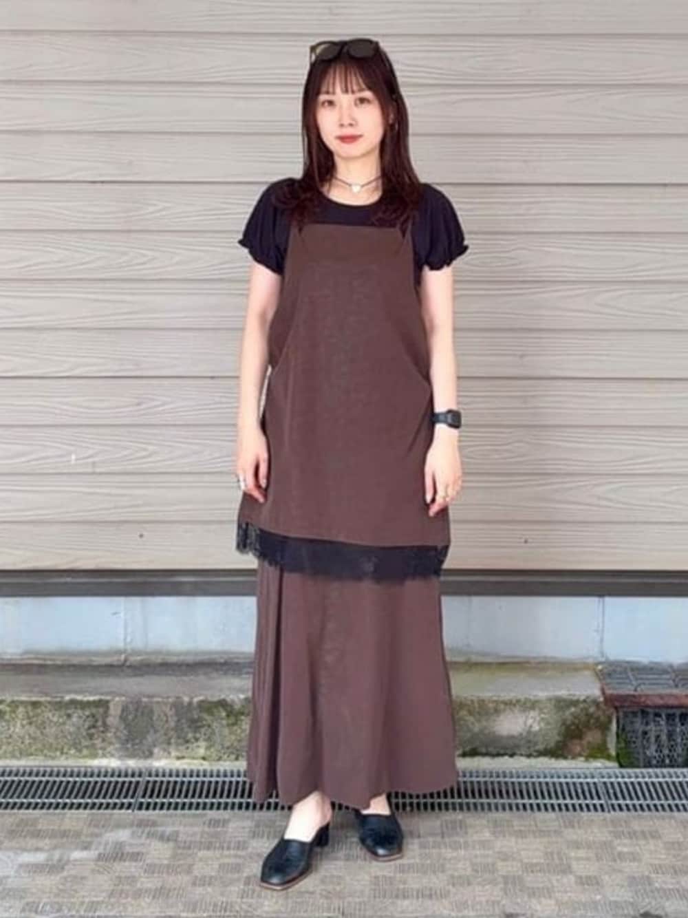 ホワイト系のTシャツ/カットソー、ブラウン系のワンピース、ブラウン系のサングラスを着用したレディースの夏コーディネートの1枚目の写真