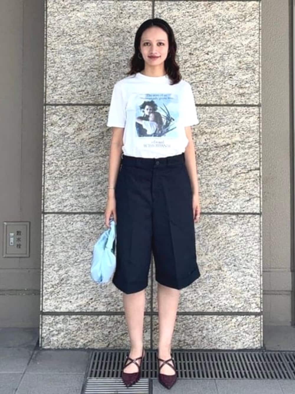ホワイト系のTシャツ/カットソーを着用したレディースの夏コーディネートの1枚目の写真