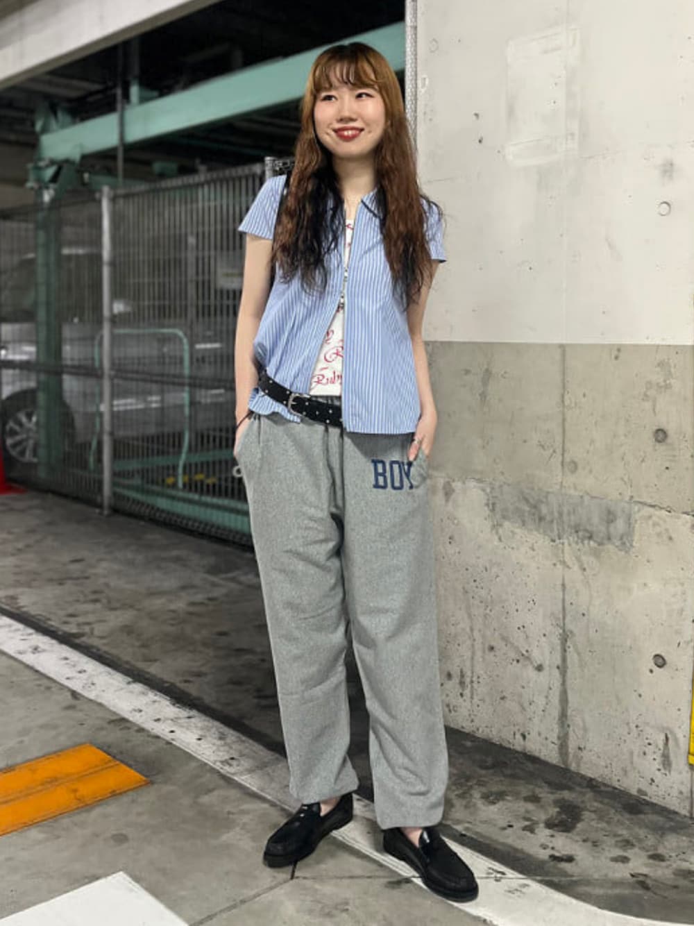 ブルー系のシャツ/ブラウス、グレー系のスウェットパンツ、ホワイト系のTシャツ/カットソーを着用したレディースの夏コーディネートの1枚目の写真