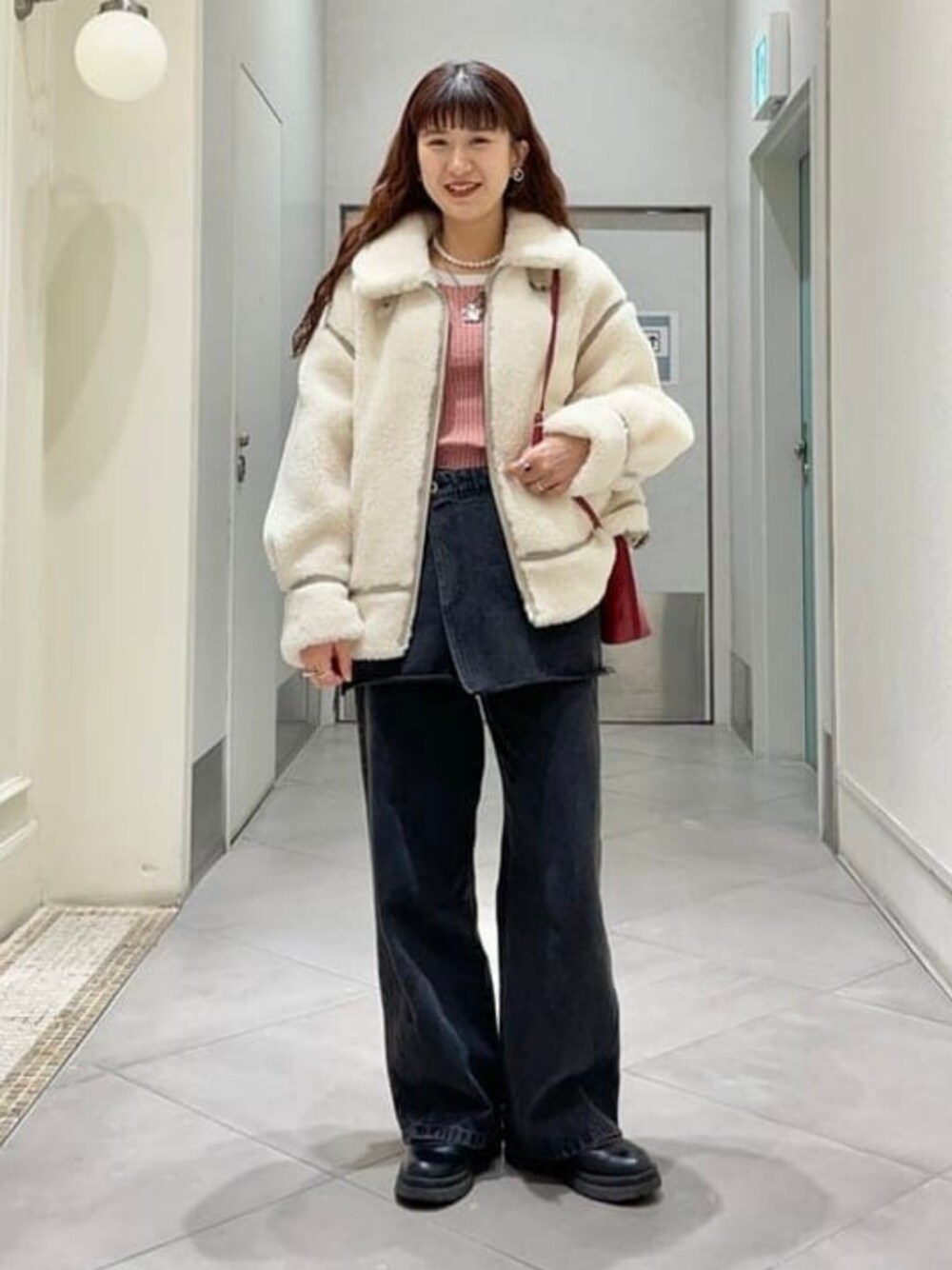 「Ray BEAMS、大人カジュアル、ボア、ボアジャケット、ボアブルゾン、冬コーデ、冬アウター、ニット、デニムパンツ、デニムスカート、ブラックデニム、レイヤードスタイル、お出かけコーデ、ブルゾン」｜「Ray BEAMSのRay BEAMS / デニム スカート セット パンツ（デニムパンツ、ブラック系）」を使った、Ray BEAMSさん（レディース・158cm）の秋コーディネートの1枚目の写真