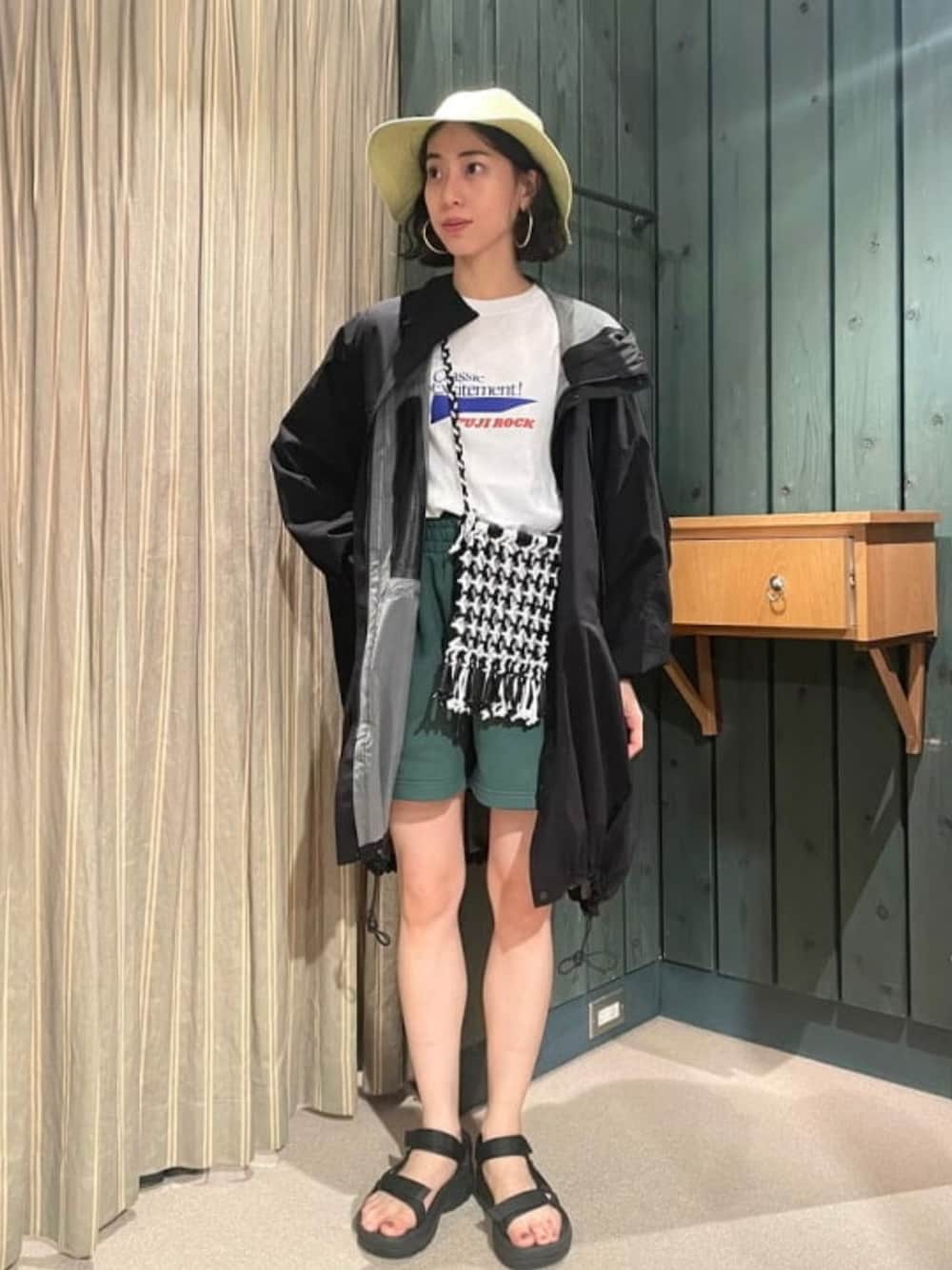 ブラック系のサンダル、グリーン系のその他パンツ、ブラック系のその他アウターを着用したレディースの夏コーディネートの1枚目の写真