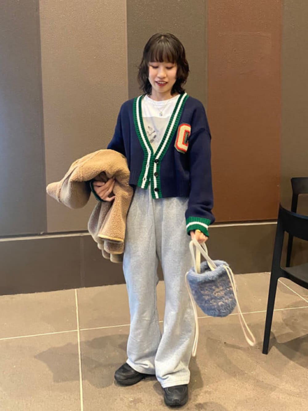 ブルー系のカーディガン/ボレロ、グレー系のスウェットパンツ、グリーン系のその他アウターを着用したレディースの冬コーディネートの1枚目の写真