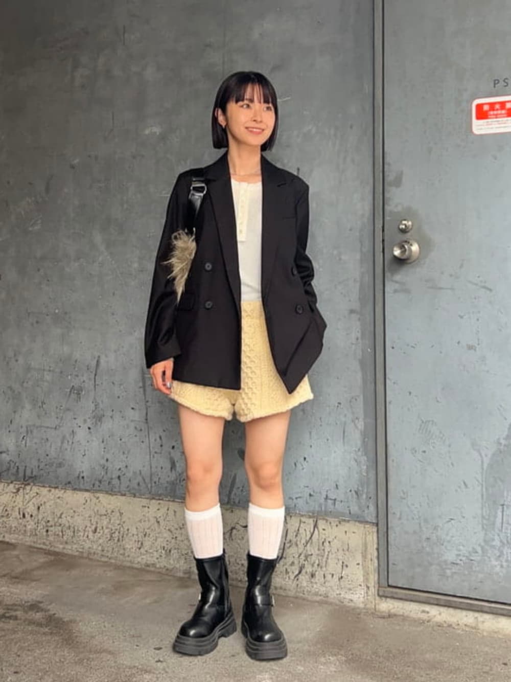 ベージュ系のトートバッグ、ブラック系のテーラードジャケット、ホワイト系のTシャツ/カットソーを着用したレディースの秋コーディネートの1枚目の写真