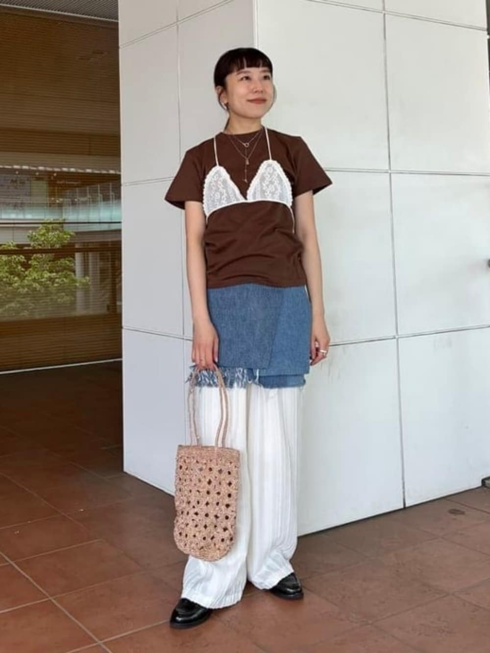 ホワイト系のその他パンツ、ブラウン系のかごバッグを着用したレディースの夏コーディネートの1枚目の写真
