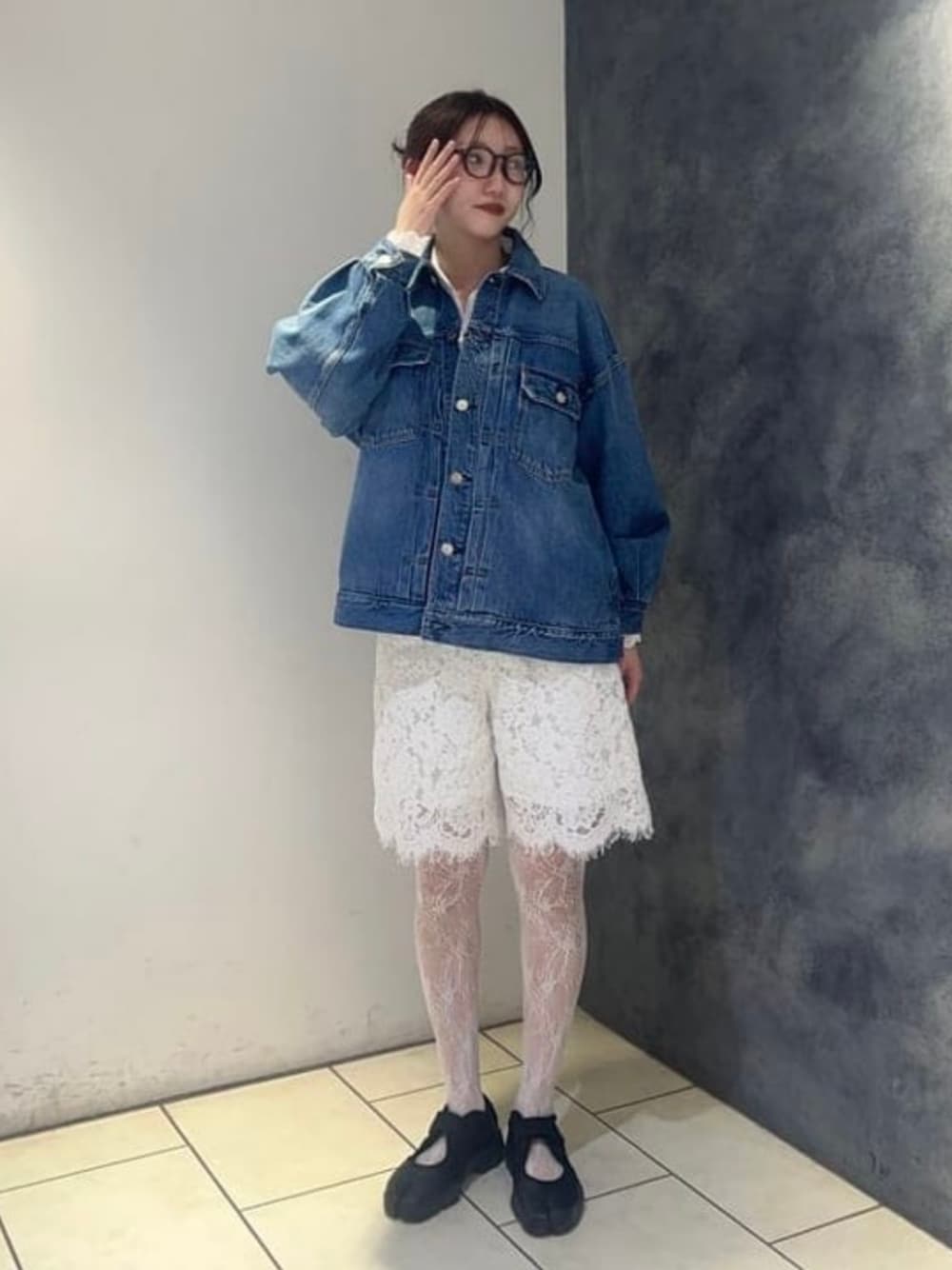 ホワイト系のその他パンツ、ブルー系のデニムジャケット、その他のメガネを着用したレディースの春コーディネートの1枚目の写真