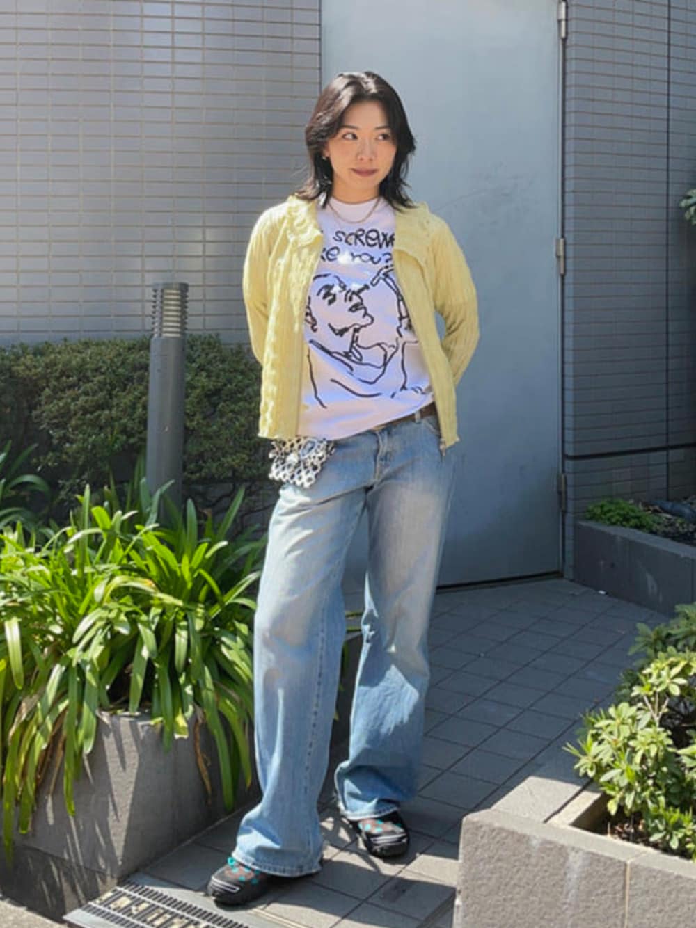 ベージュ系のTシャツ/カットソー、その他のスニーカーを着用したレディースの春コーディネートの1枚目の写真