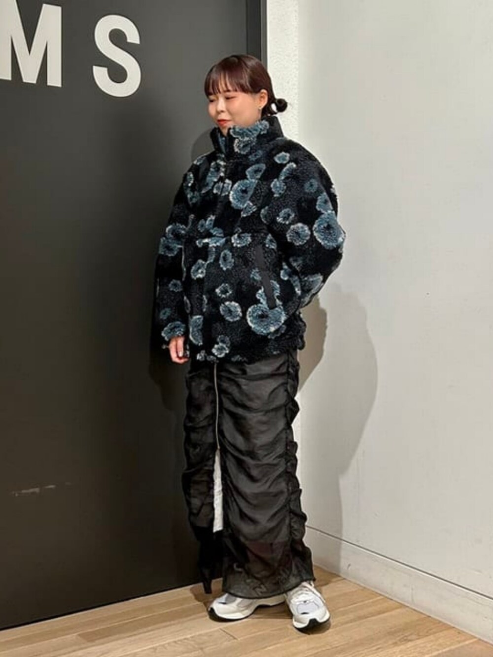 「Ray BEAMS、レイビームス、ボアブルゾン、チュールスカート、タイトスカート、スニーカー、秋冬コーデ、花柄、カジュアル、休日スタイル、おでかけコーデ、スカート」｜「Ray BEAMSのフラワー ジャガード ボア ブルゾン（ブルゾン、ブラック系）」を使った、Ray BEAMSさん（レディース・159cm）の秋コーディネートの1枚目の写真