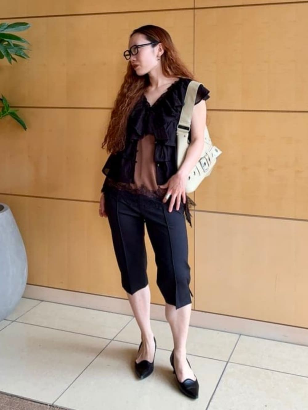 ベージュ系のトートバッグ、ブラック系のその他パンツ、ブラウン系のシャツ/ブラウスを着用したレディースの春コーディネートの1枚目の写真