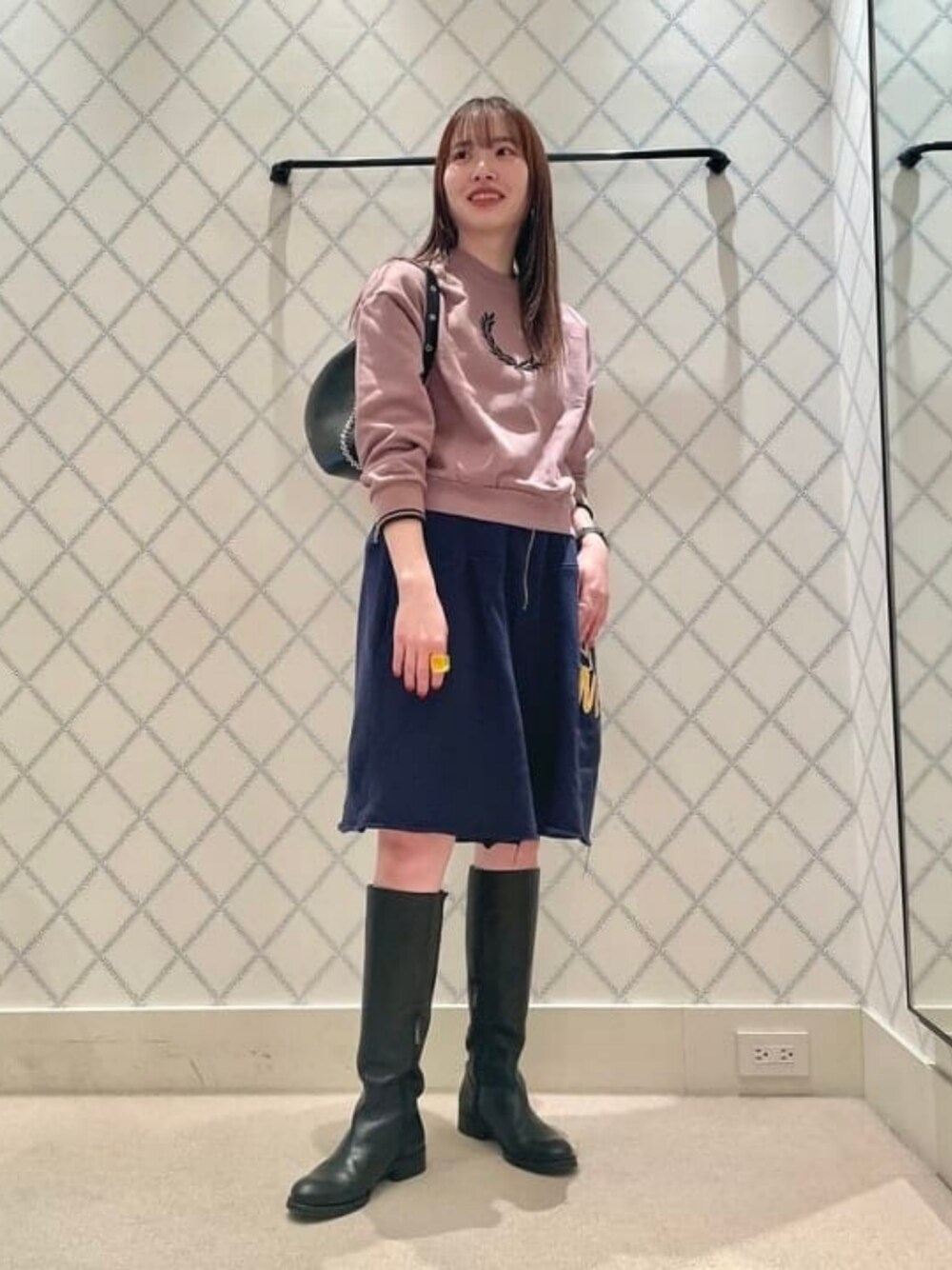 ブラック系のトートバッグ、レッド系のスウェットを着用したレディースの春コーディネートの1枚目の写真