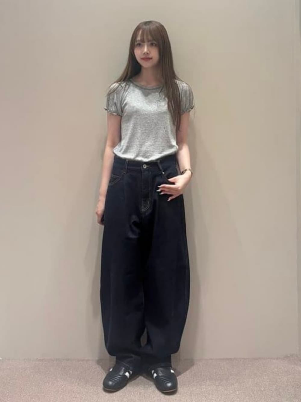 ホワイト系のTシャツ/カットソー、ブルー系のデニムパンツ、ブラック系のスニーカーを着用したレディースの夏コーディネートの1枚目の写真