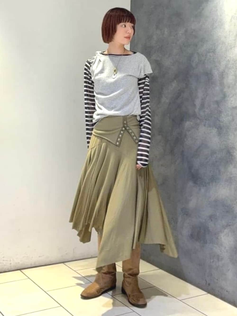 ブルー系のTシャツ/カットソー、グレー系のTシャツ/カットソー、グリーン系のスカートを着用したレディースの春コーディネートの1枚目の写真