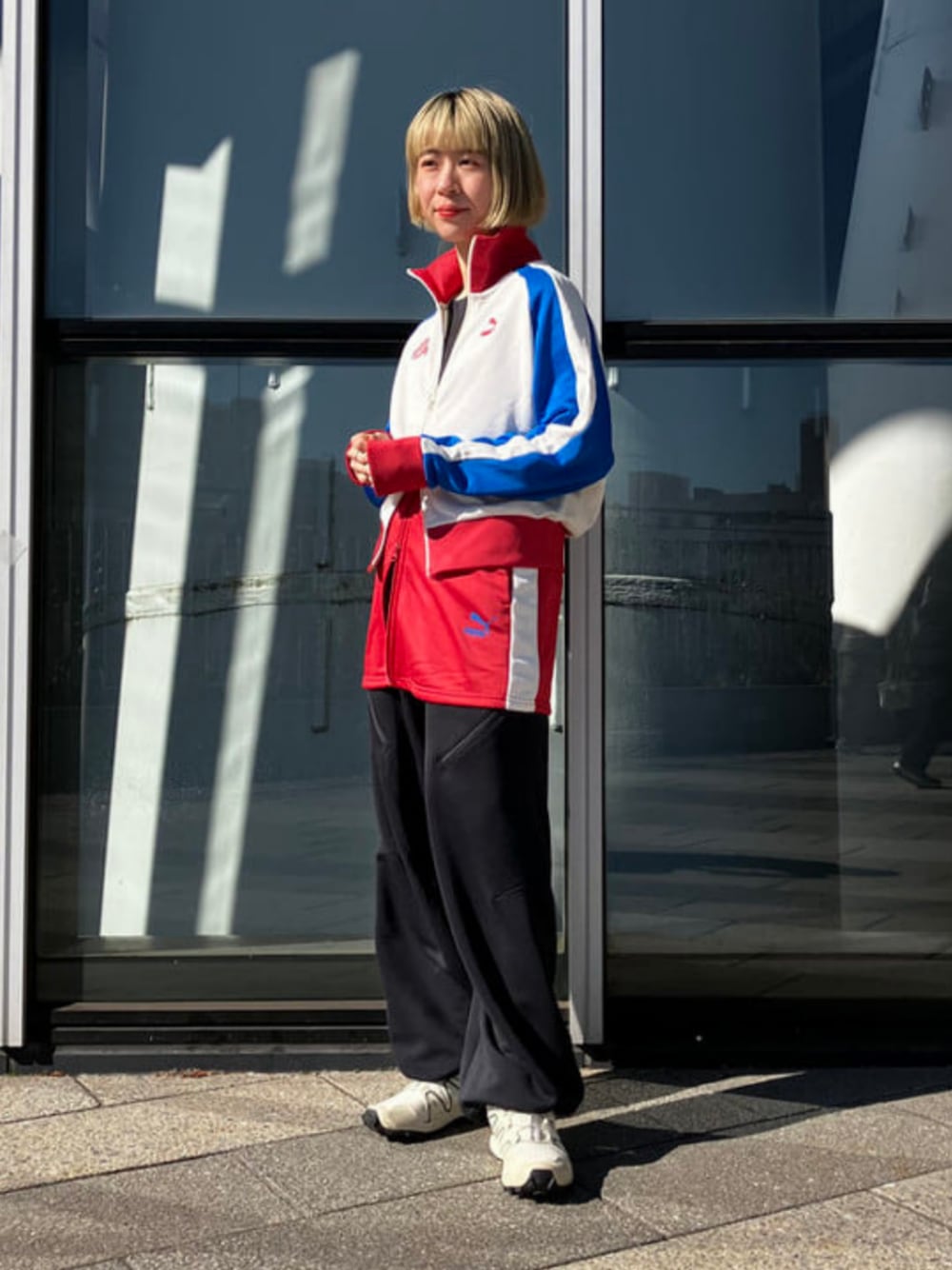 「Ray BEAMS、ジャケット、トラックジャケット、ミニスカート、春先取り、ファッションを楽しもう、大人コーデ、着回しコーデ、春カラー、オトナ女子、春服、ジャージ、スポーツミックス、レイヤードスタイル、春色」｜「Ray BEAMSのPUMA × Ray BEAMS / 別注 T7トラックジャケット（ジャージ、ブルー系）」を使った、Ray BEAMSさん（レディース・157cm）の冬コーディネートの1枚目の写真
