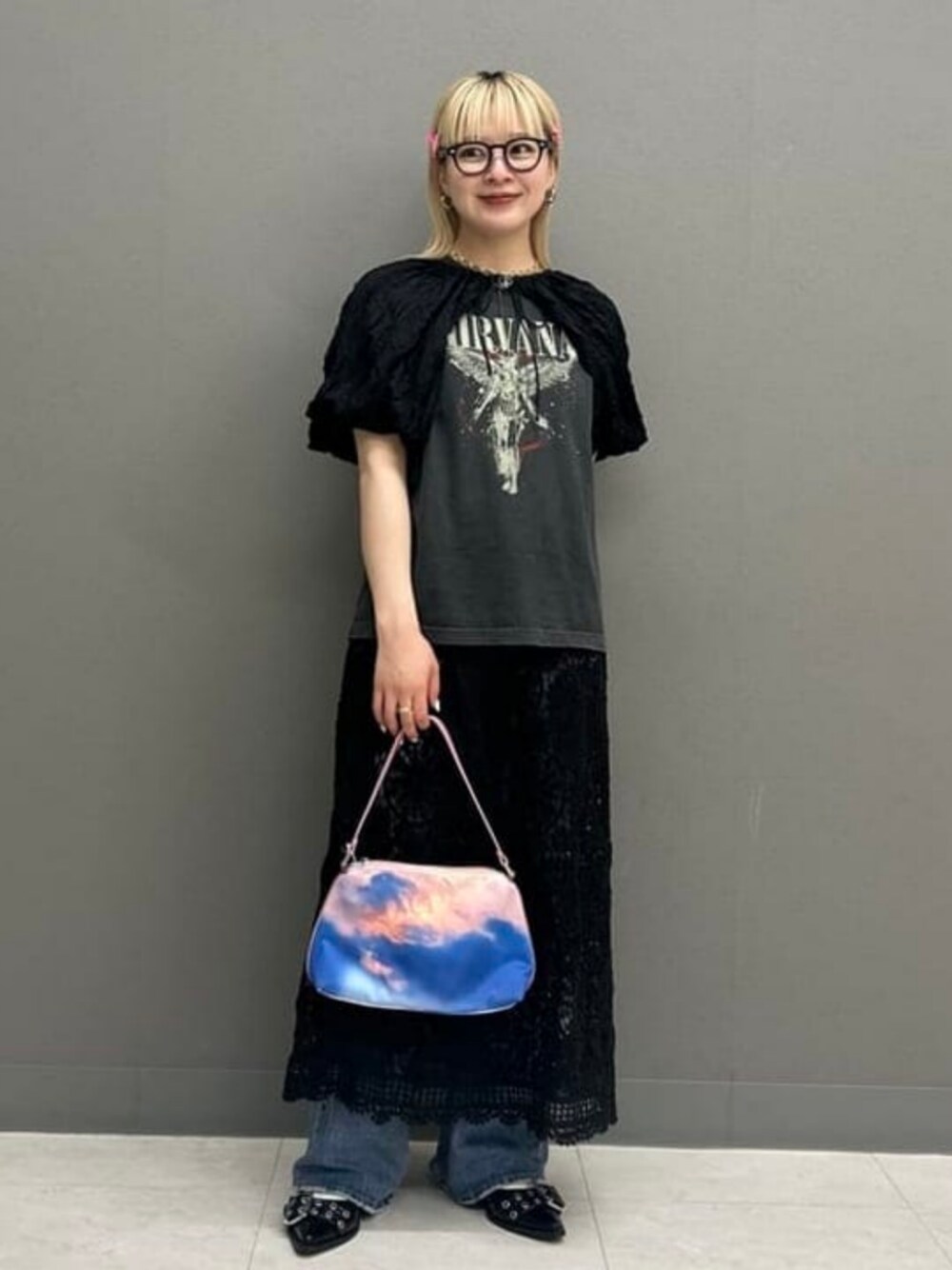 ピンク系のハンドバッグ、ブラック系のTシャツ/カットソー、ブラック系のシャツ/ブラウスを着用したレディースの夏コーディネートの1枚目の写真