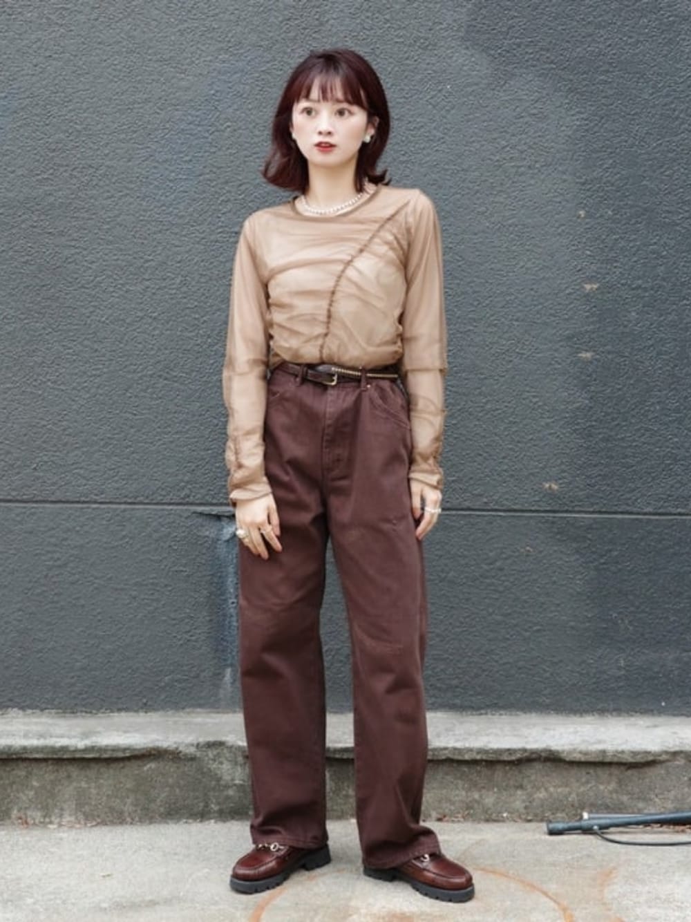 ブラウン系のローファー、ブラウン系のTシャツ/カットソー、ブラウン系のその他パンツを着用したレディースの秋コーディネートの1枚目の写真