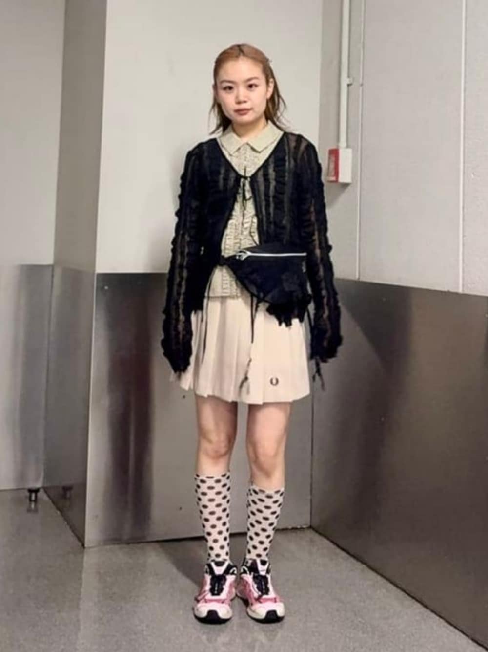 ブラック系のカーディガン/ボレロ、ベージュ系のその他パンツ、グリーン系のシャツ/ブラウスを着用したレディースの春コーディネートの1枚目の写真