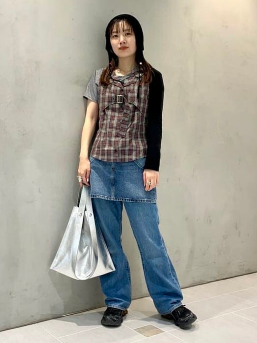 ブラウン系のシャツ/ブラウス、グレー系のTシャツ/カットソー、ブルー系のデニムスカートを着用したレディースの春コーディネートの1枚目の写真