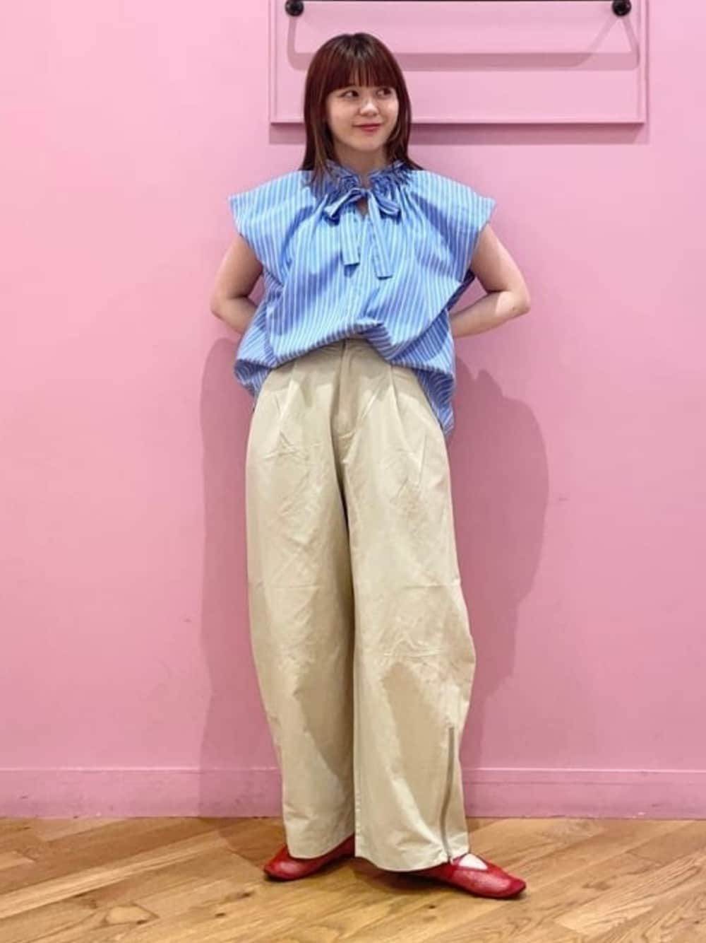 ブラック系のその他シューズ、ブルー系のシャツ/ブラウス、ベージュ系のその他パンツを着用したレディースの夏コーディネートの1枚目の写真