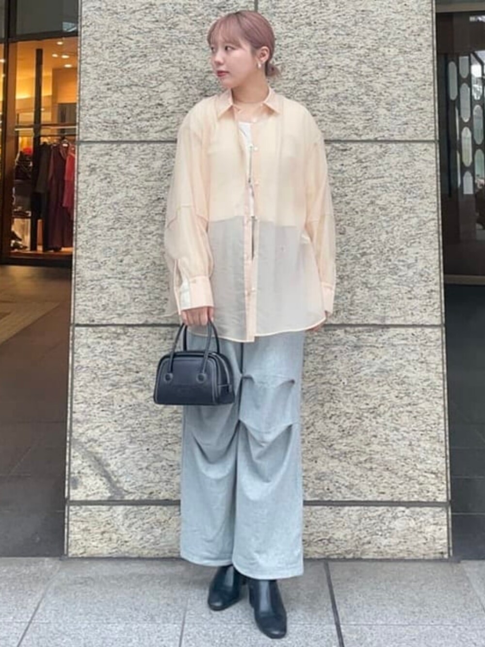 ベージュ系のシャツ/ブラウス、グレー系のスウェットパンツを着用したレディースの春コーディネートの1枚目の写真