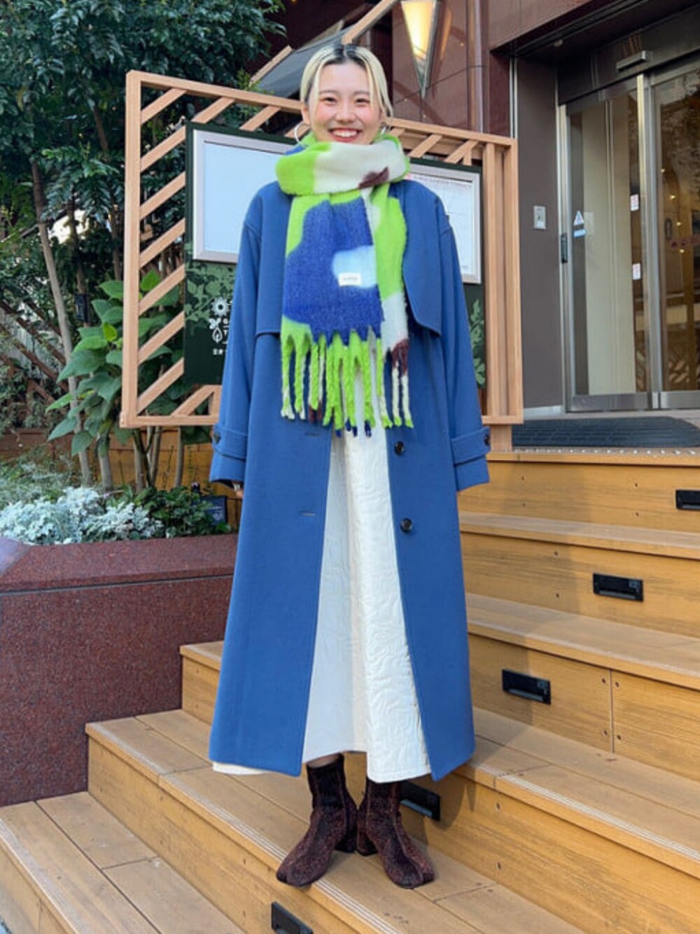 「Ray BEAMS、大人カジュアル、大人かわいい、カラーコーデ、冬アウター、冬コーデ、コート、スタンドカラー、マフラー、大判ストール、フラワープリント、ブルーコーデ、ワンピース、ワンピーススタイル、キャミワンピ」｜「Ray BEAMSのRay BEAMS / ガンパッチ ステンカラーコート（ステンカラーコート、ブルー系）」を使った、Ray BEAMSさん（レディース・160cm）の冬コーディネートの1枚目の写真