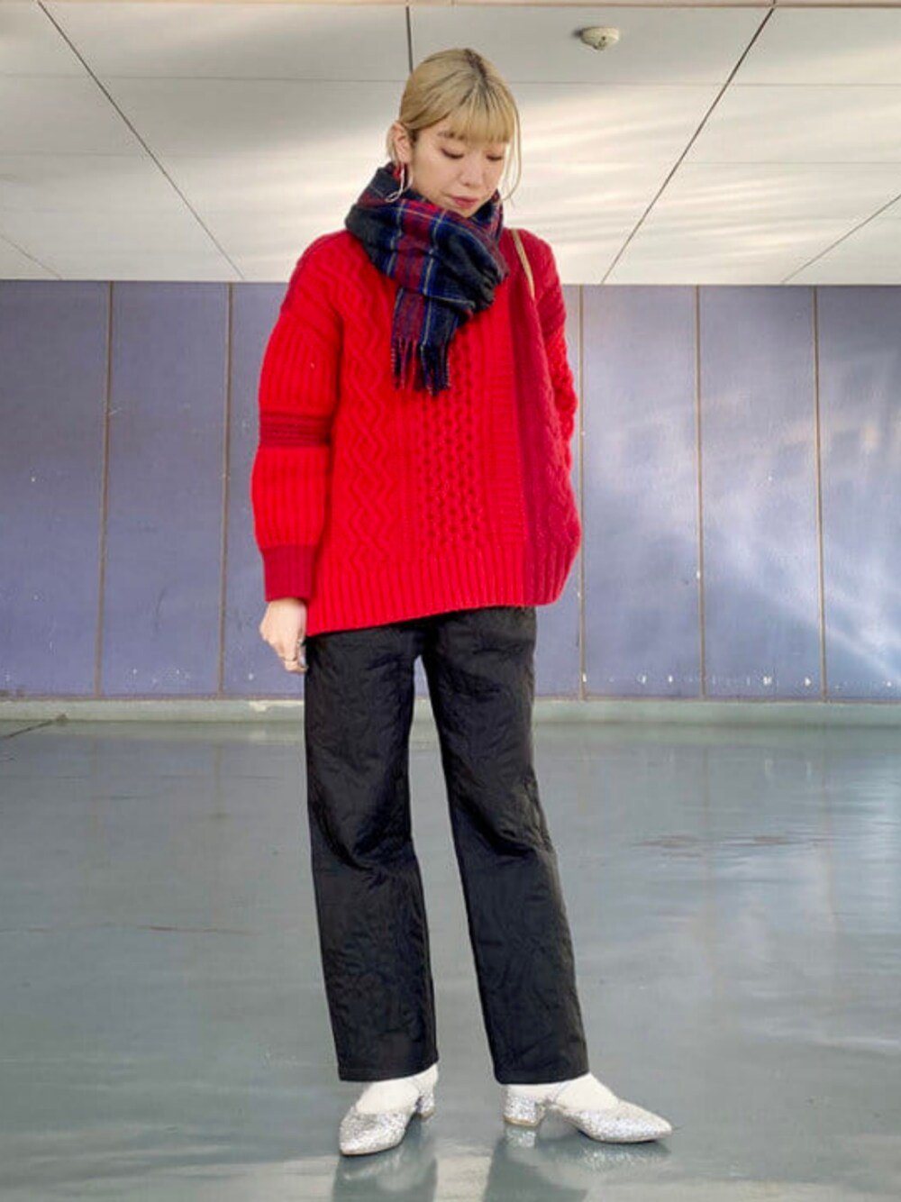 ブラック系のその他パンツ、グレー系のマフラーを着用したレディースの冬コーディネートの1枚目の写真