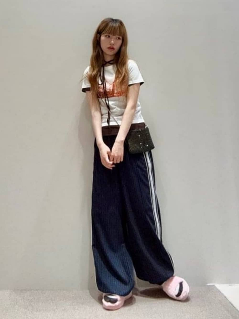 ブルー系のその他パンツ、ブラウン系のTシャツ/カットソー、ホワイト系のTシャツ/カットソーを着用したレディースの夏コーディネートの1枚目の写真