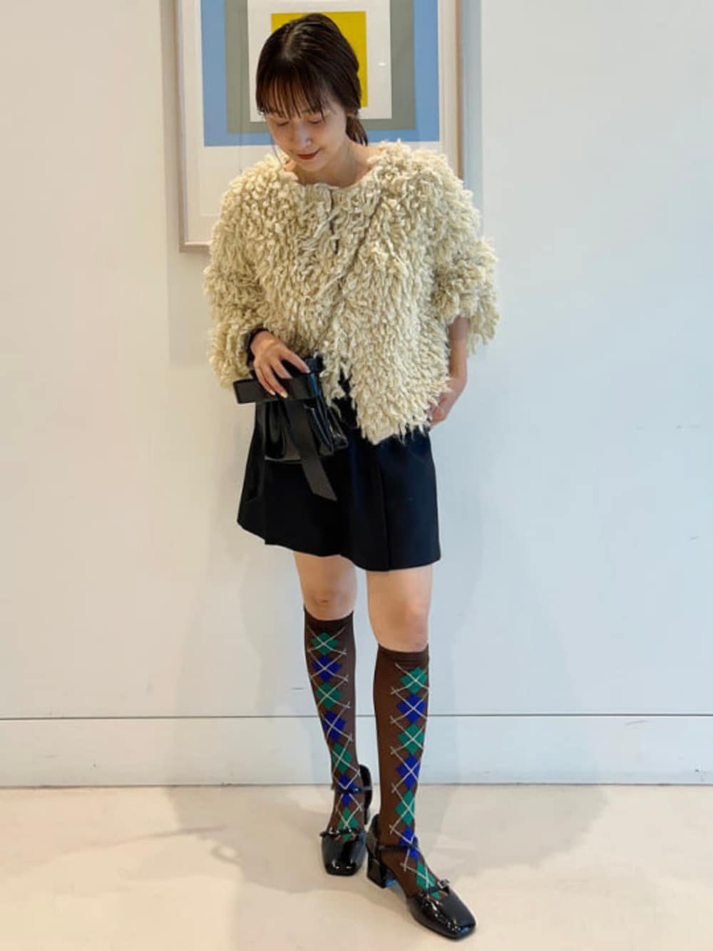 「Ray BEAMS、カーディガン、カーディガンコーデ、ニットジャケット、ループカーディガン、ショートパンツ、リボン、着こなしのちょこっとテク、お出かけコーデ、レイヤードスタイル、休日スタイル、きれいめカジュアル、ショルダーバッグ、大人女子、秋冬コーデ」｜「Ray BEAMSの1タック ショート パンツ（その他パンツ、ブラック系）」を使った、Ray BEAMSさん（レディース・160cm）の夏コーディネートの1枚目の写真