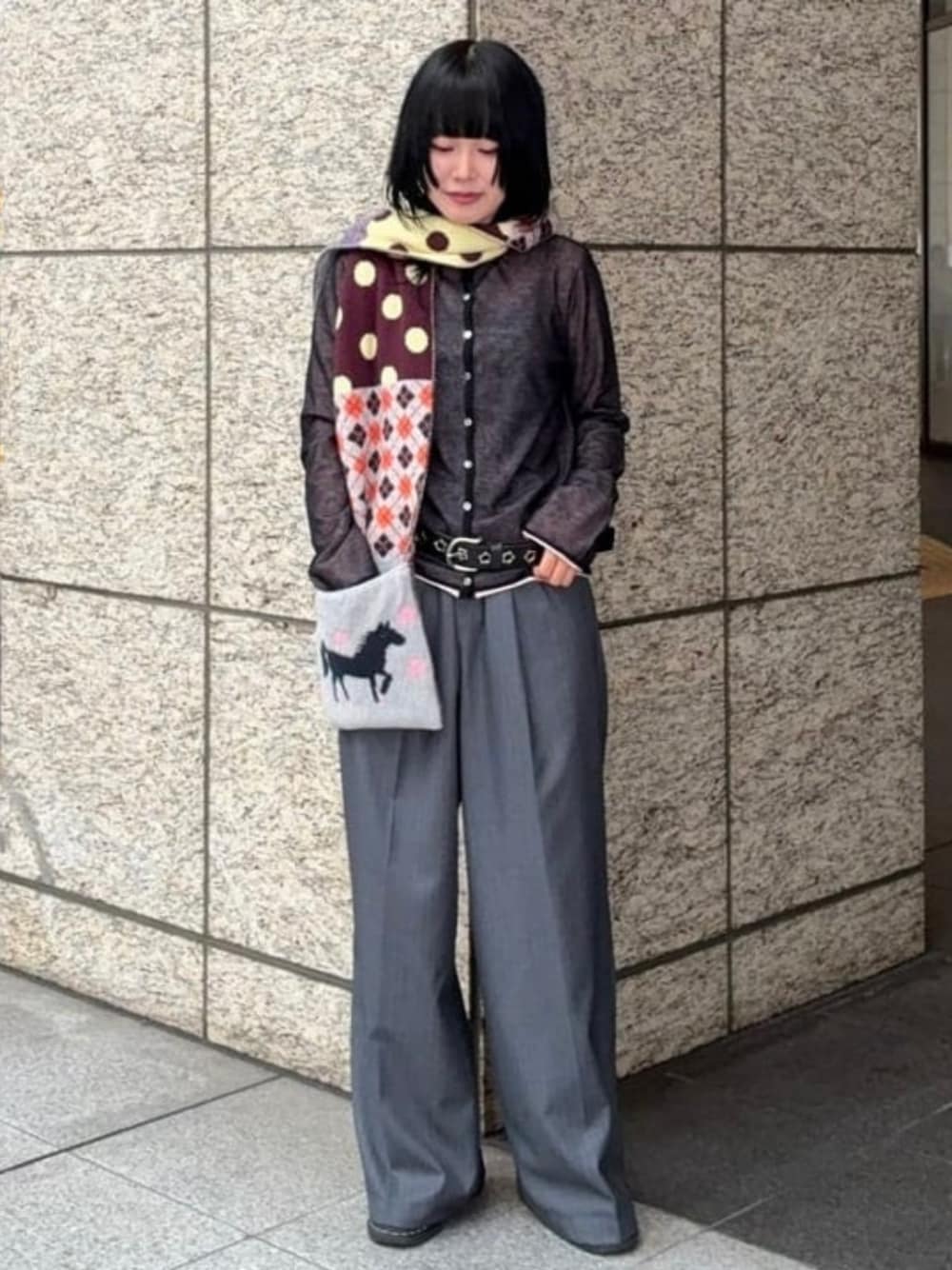シルバー系のその他パンツ、ブラック系のカーディガン/ボレロ、グレー系のマフラーを着用したレディースの秋コーディネートの1枚目の写真