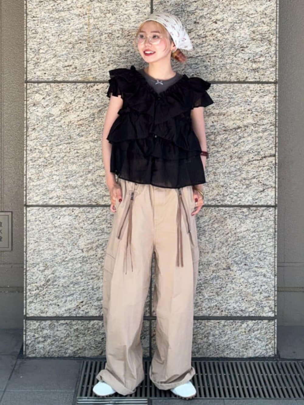 ブラック系のシャツ/ブラウスを着用したレディースの夏コーディネートの1枚目の写真