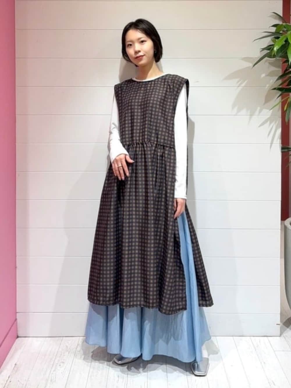 シルバー系のパンプス、ブルー系のスカート、ブラウン系のワンピースを着用したレディースの春コーディネートの1枚目の写真