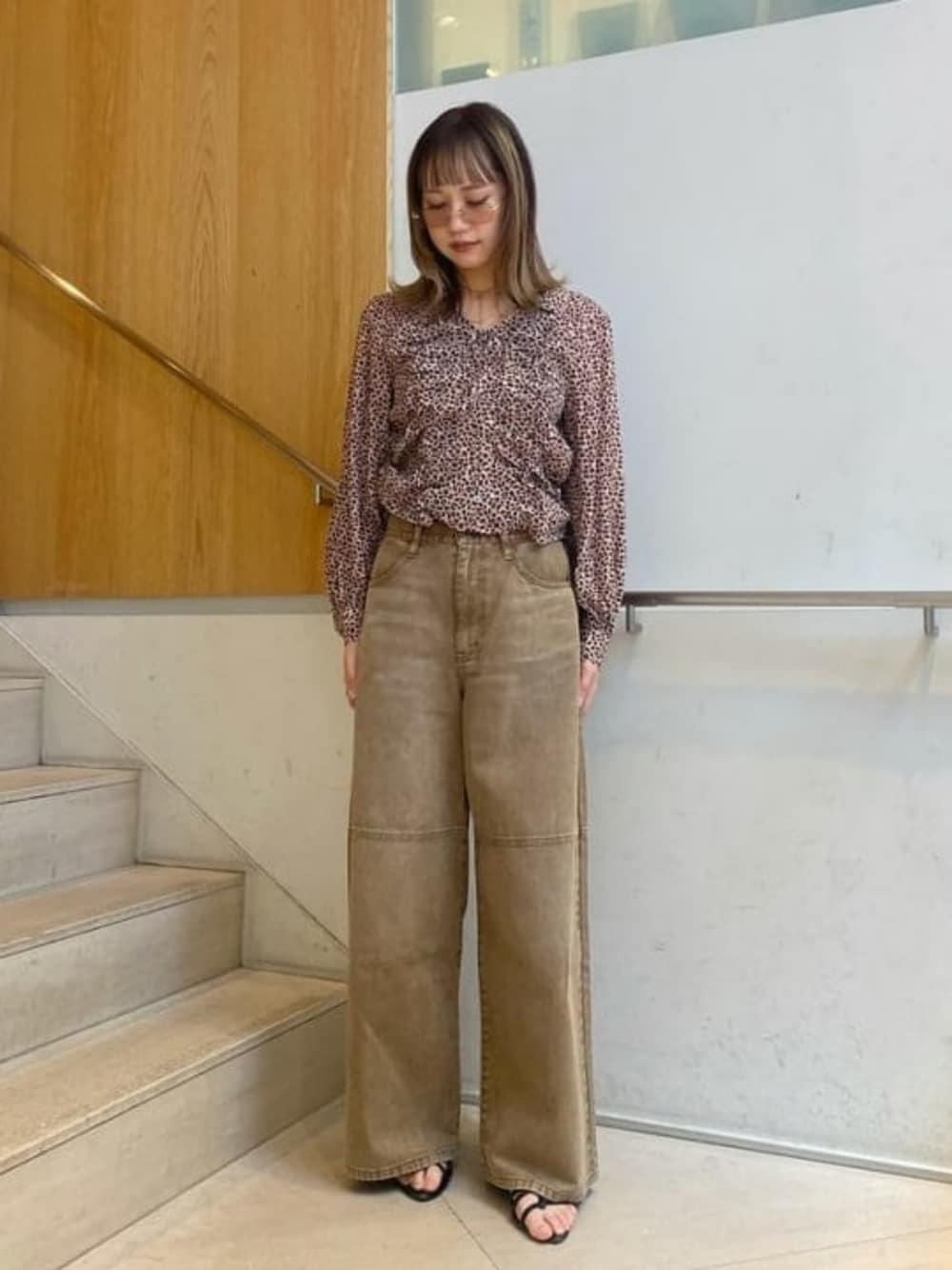 ブラウン系のデニムパンツ、ブラウン系のシャツ/ブラウス、ゴールド系のサングラスを着用したレディースの夏コーディネートの1枚目の写真