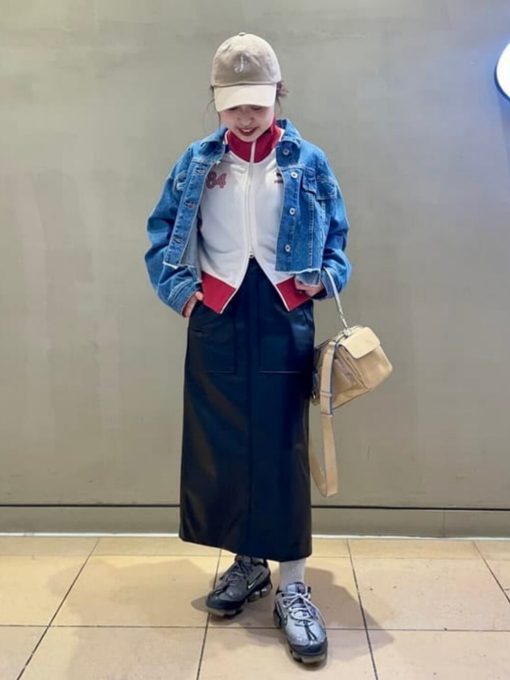 ブルー系のジャージ、ブルー系のデニムジャケット、ブラック系のスカートを着用したレディースの冬コーディネートの1枚目の写真