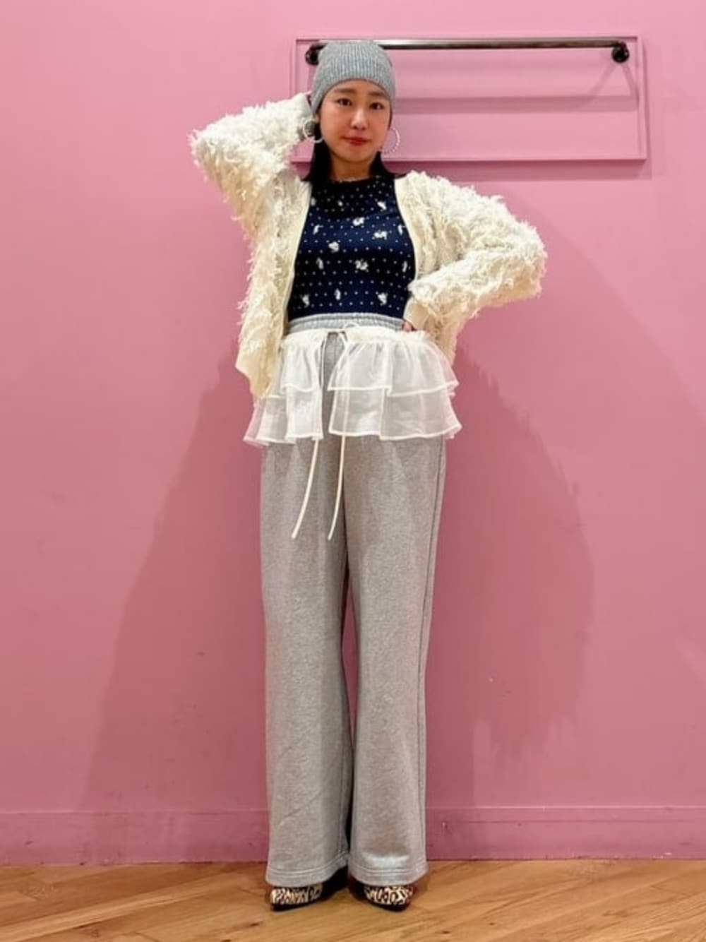 シルバー系のスウェットパンツ、ホワイト系のカーディガン/ボレロ、グレー系のニットキャップ/ビーニーを着用したレディースの秋コーディネートの1枚目の写真