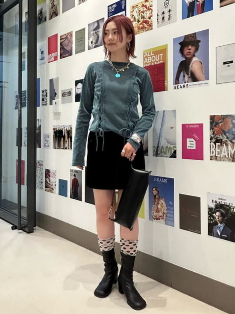 ブラック系のトートバッグ、ブルー系のTシャツ/カットソー、ブラック系のテーラードジャケットを着用したレディースの夏コーディネートの1枚目の写真