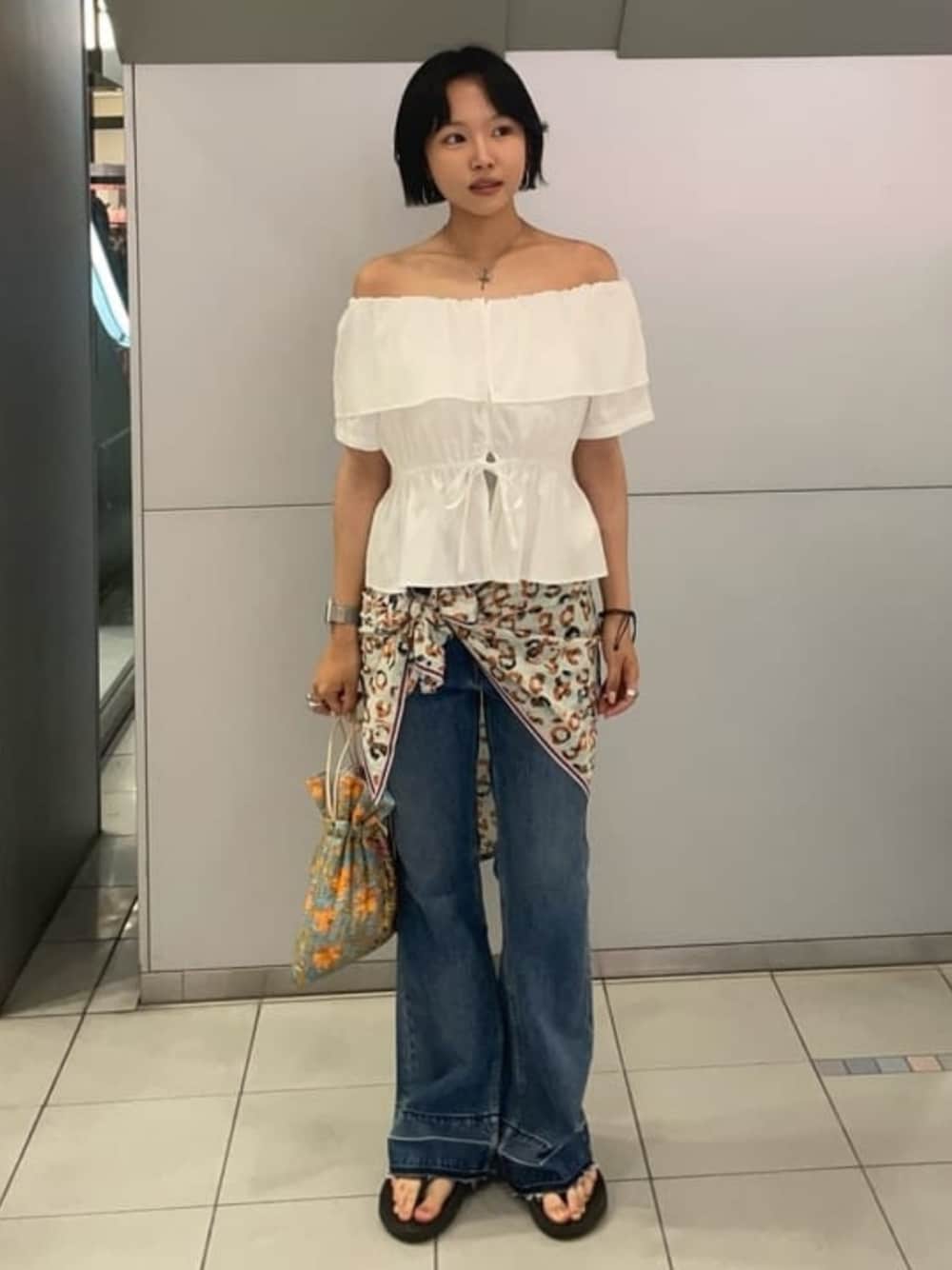 ブルー系のデニムパンツ、ホワイト系のシャツ/ブラウス、その他のトートバッグを着用したレディースの夏コーディネートの1枚目の写真