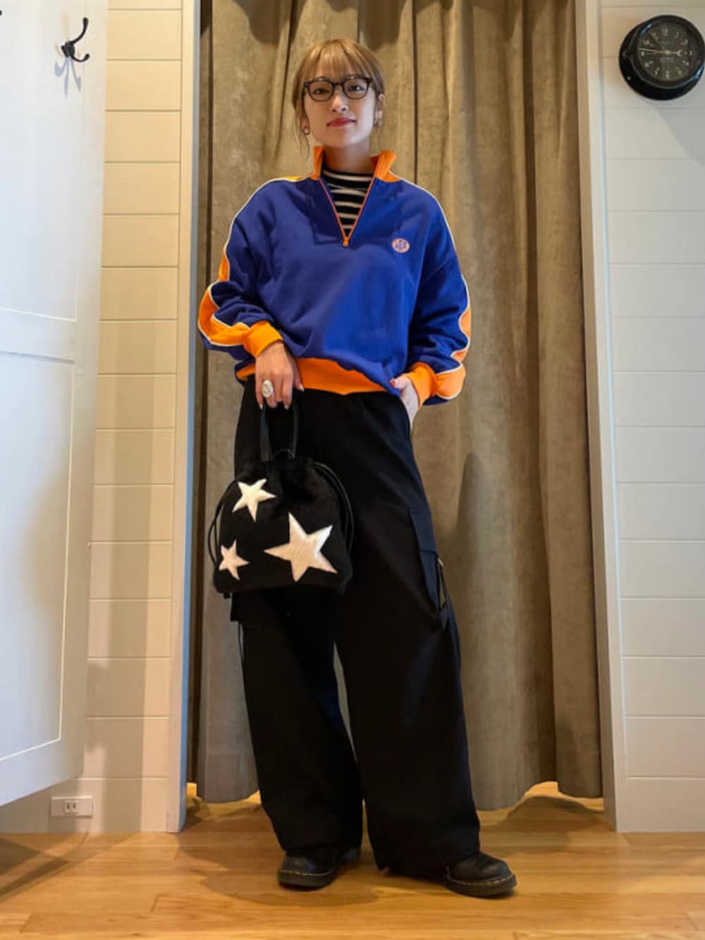 ブラック系のカーゴパンツ、ブラック系のトートバッグを着用したレディースの秋コーディネートの1枚目の写真