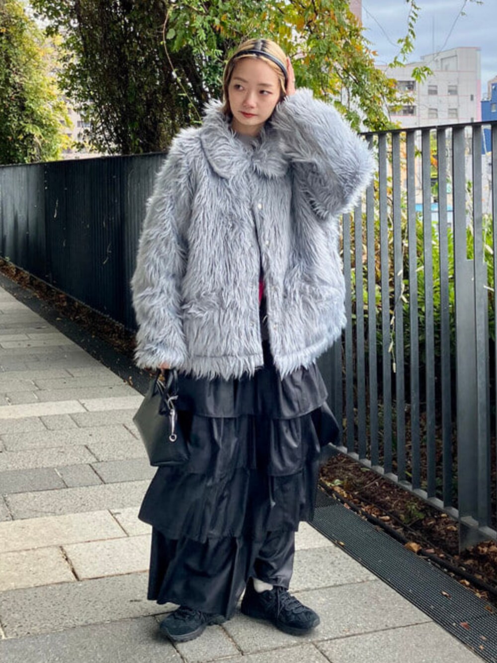 「大人カジュアル、ファー、ブルゾン、グレー、スカート、ロングスカート、ブラック、ティアード、シンプル、ハンドバッグ、スニーカー、カチューシャ、秋冬コーデ」｜「Ray BEAMSの【別注】PENNEYS / ファー ジャケット（ブルゾン、グレー系）」を使った、Ray BEAMSさん（レディース・160cm）の冬コーディネートの1枚目の写真