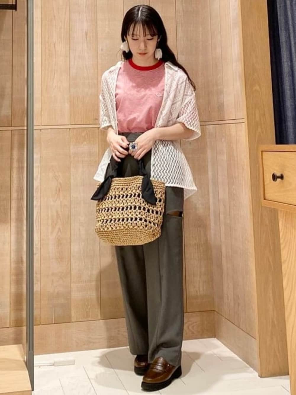 「Ray BEAMS、シャツ、シャツスタイル、ボーダー、ボーダーTシャツ、かごバッグ、レース、初夏コーデ、休日スタイル、シンプルコーデ、ビッグシルエット、大人カジュアル、お出かけコーデ、夏コーデ、着回しコーデ」｜「Ray BEAMSのRay BEAMS / ペーパー 編み バッグ（かごバッグ、ブラック系）」を使った、Ray BEAMSさん（レディース・155cm）の春コーディネートの1枚目の写真