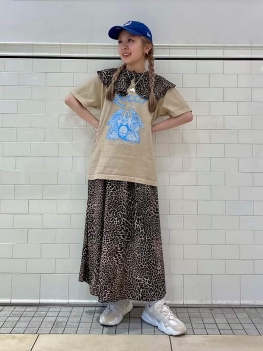 ベージュ系のTシャツ/カットソー、ベージュ系のスニーカーを着用したレディースの春コーディネートの1枚目の写真