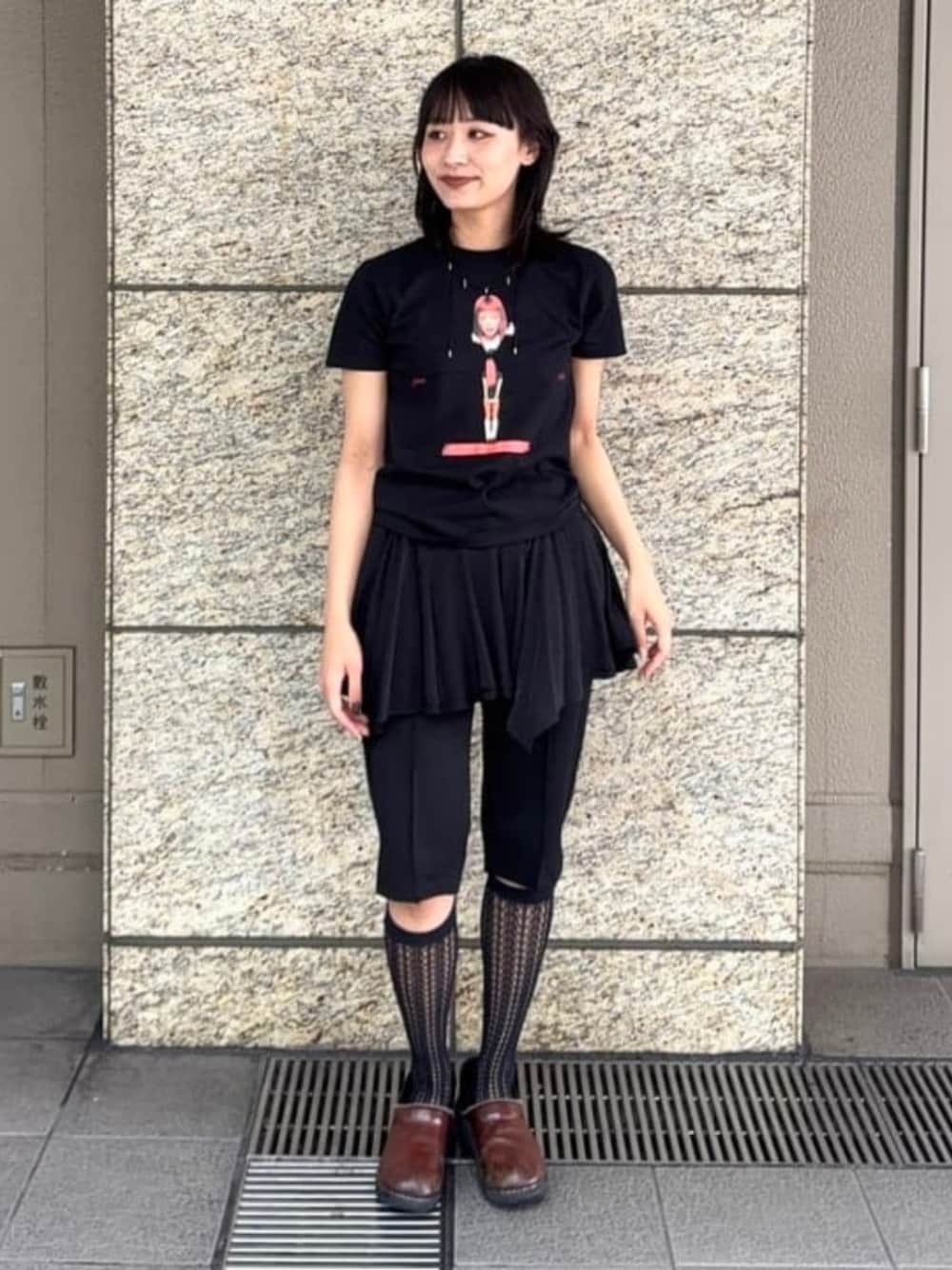 ブラック系のその他パンツ、ブラック系のスカート、ブラック系のTシャツ/カットソーを着用したレディースの夏コーディネートの1枚目の写真