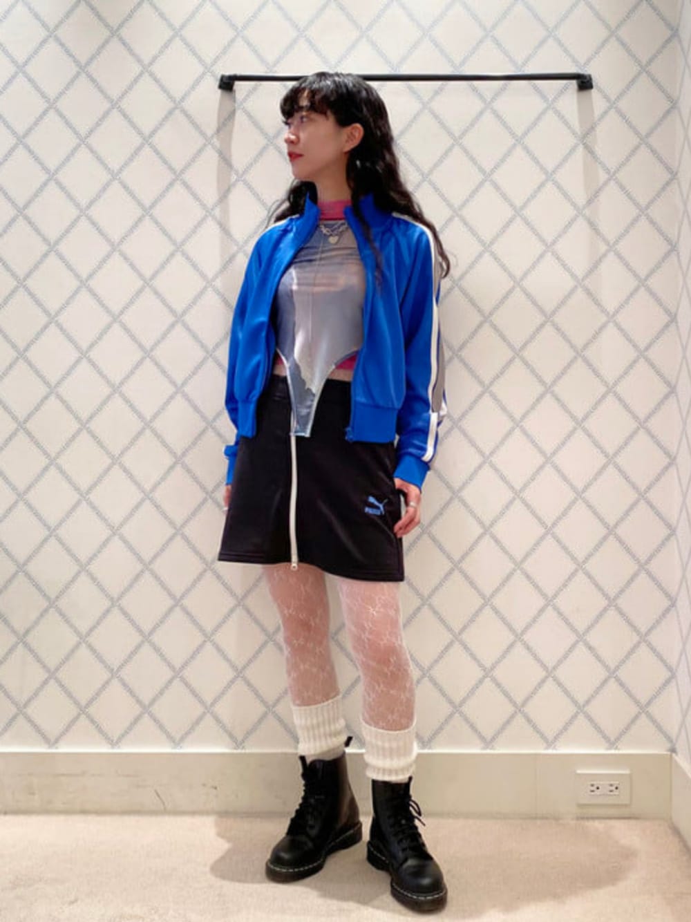 ブルー系のジャージ、ブラック系のスカート、ブルー系のTシャツ/カットソーを着用したレディースの春コーディネートの1枚目の写真